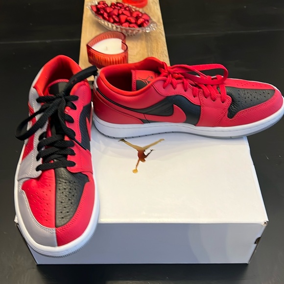 Jordan 1 Low SE “Joker” red/cement grey/black. Men’s 9 / Women’s 10.5
Mint - Picture 3 of 8